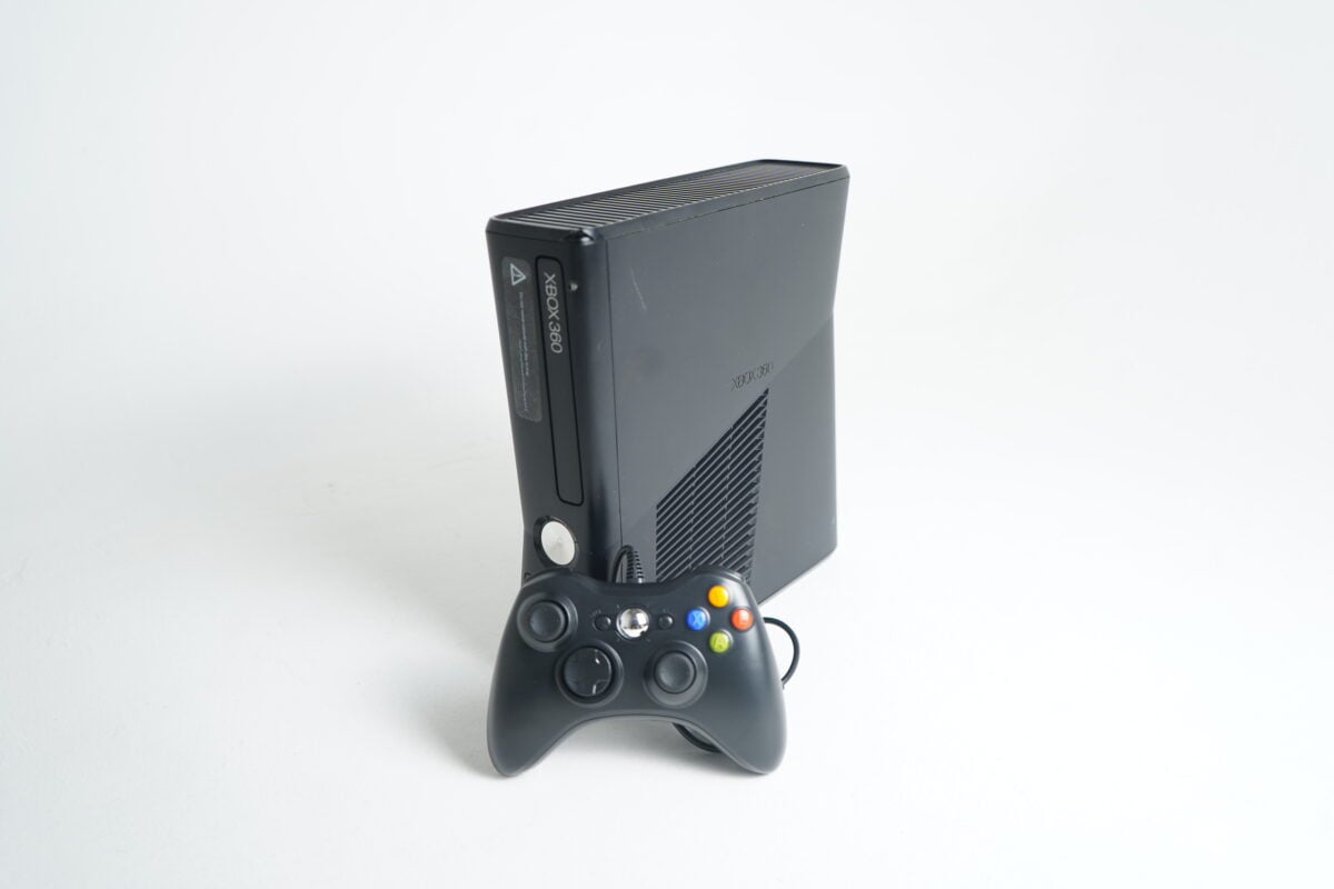 Xbox 360 Slim Console Bundle (Xbox 360 System)