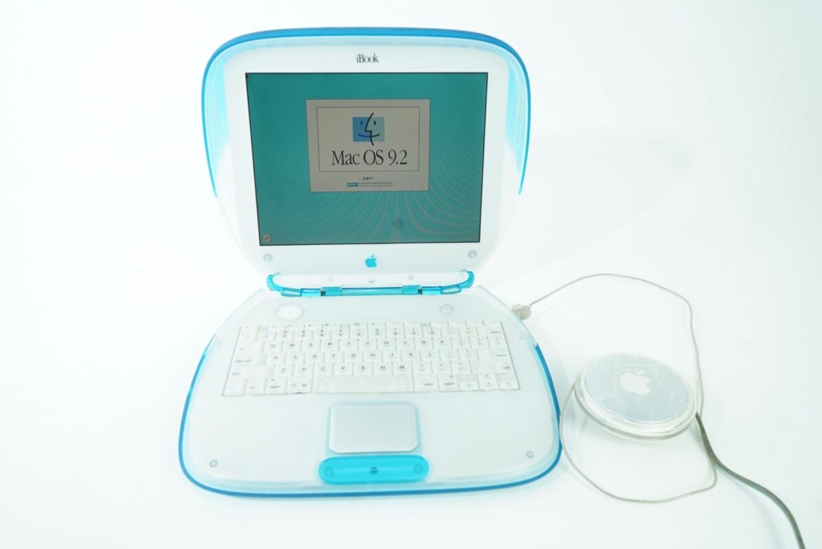 Apple iBook G3 Laptop Clamshell (Blueberry)