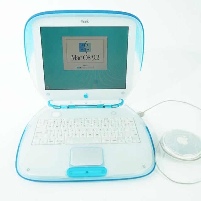 Apple iBook G3 Laptop Clamshell (Blueberry)