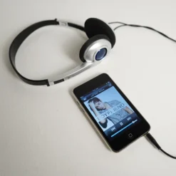 Alternative view of Apple iPod Touch (2nd Gen)