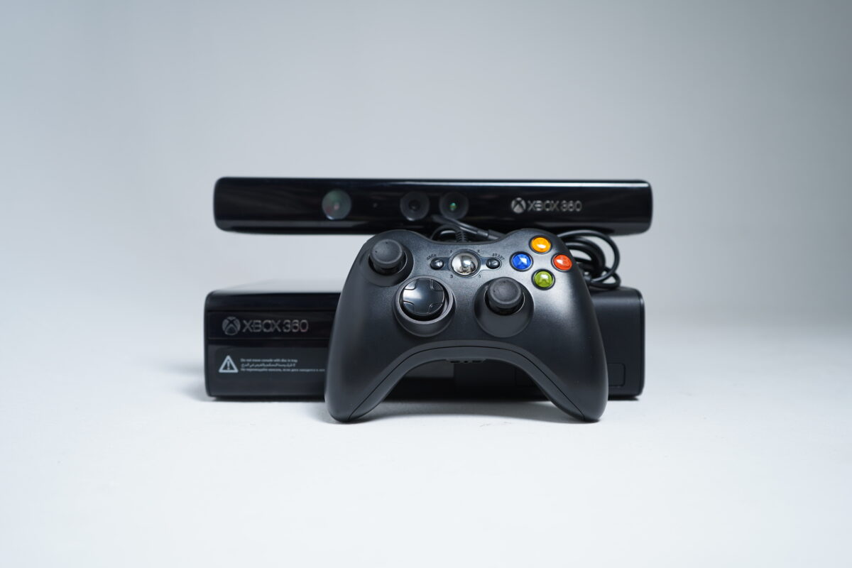 Microsoft Xbox 360 E Console Black (Bundle)