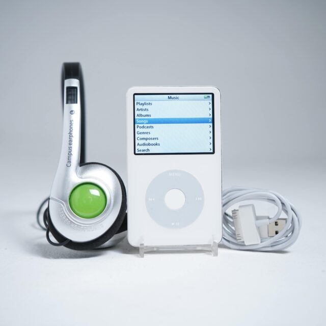 Apple iPod Classic 5th Generation (White)